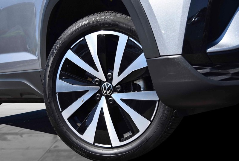 Volkswagen Taos Vehicle Full-screen Gallery Image 3