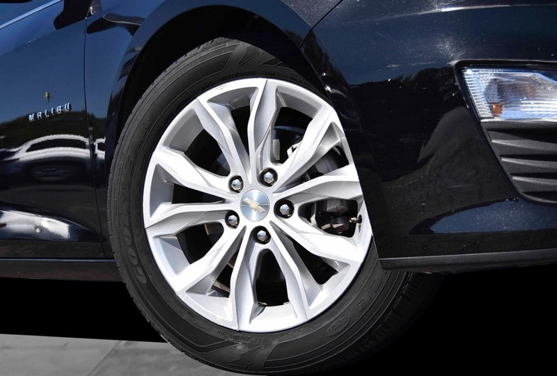 Chevrolet Malibu Vehicle Full-screen Gallery Image 3