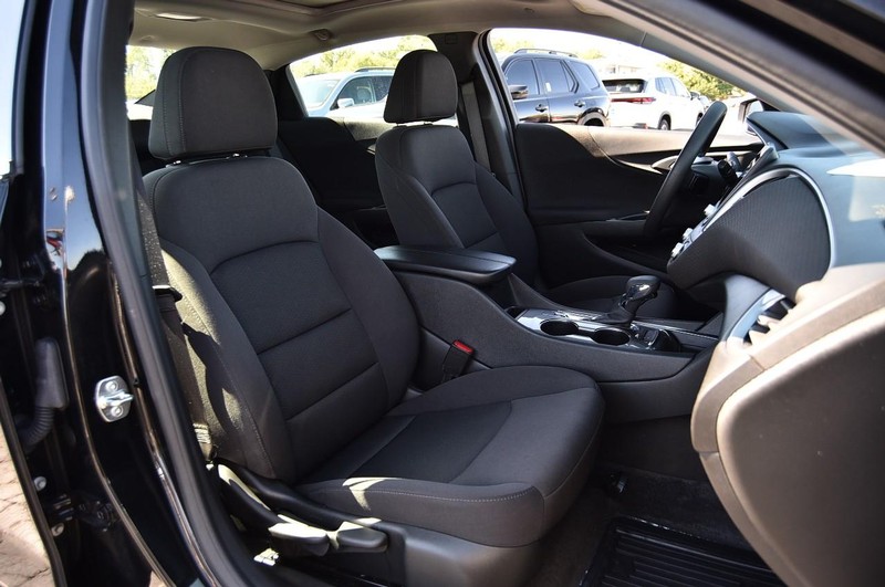 Chevrolet Malibu Vehicle Full-screen Gallery Image 19