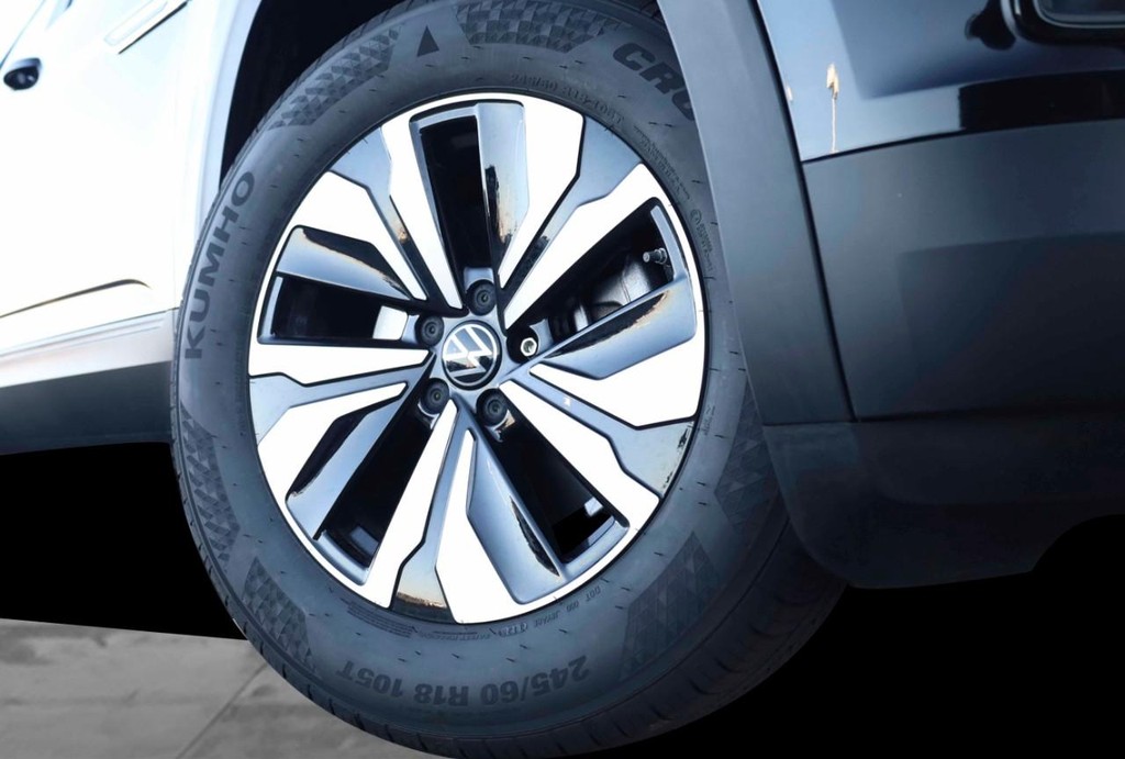 Volkswagen Atlas Cross Sport Vehicle Full-screen Gallery Image 3