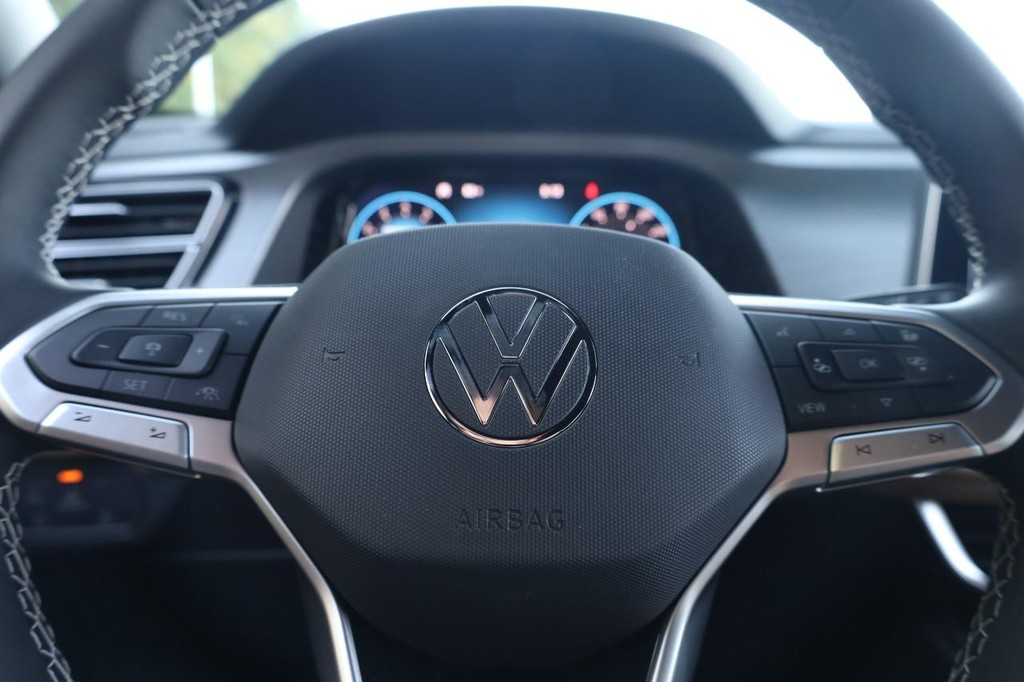 Volkswagen Atlas Cross Sport Vehicle Full-screen Gallery Image 8