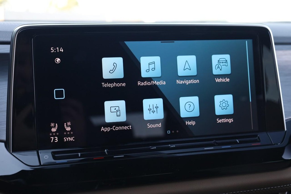 Volkswagen Atlas Cross Sport Vehicle Full-screen Gallery Image 10