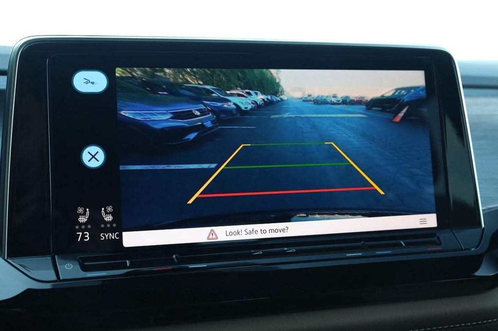 Volkswagen Atlas Cross Sport Vehicle Full-screen Gallery Image 11