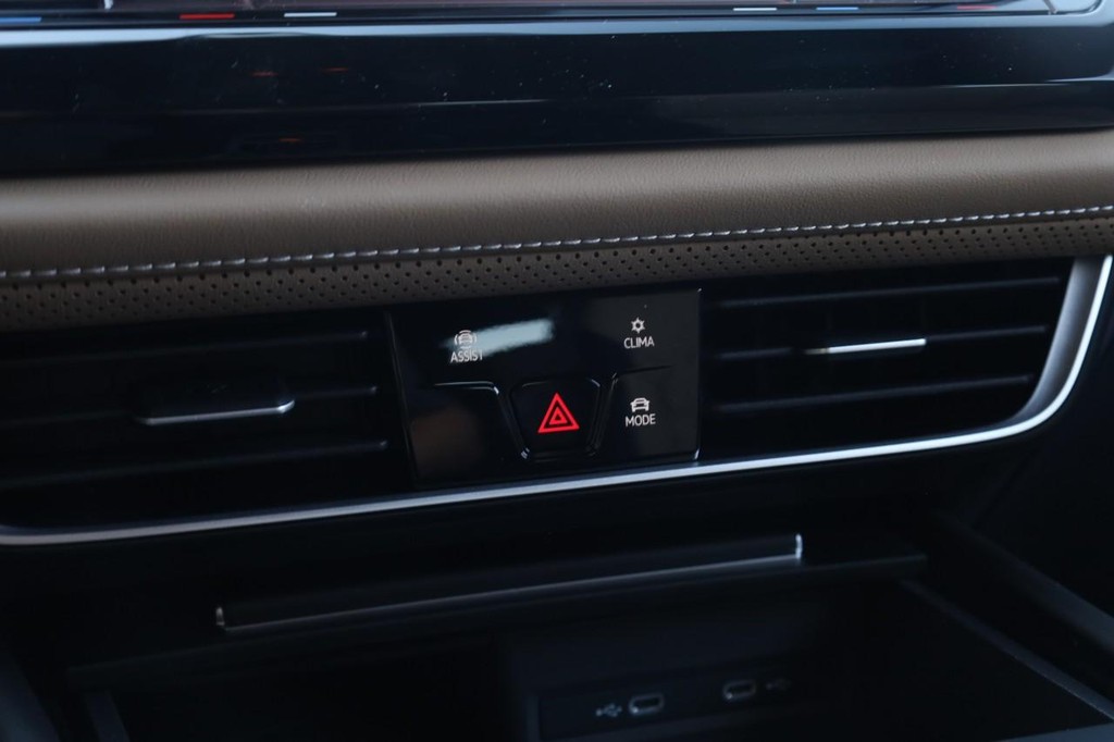 Volkswagen Atlas Cross Sport Vehicle Full-screen Gallery Image 12