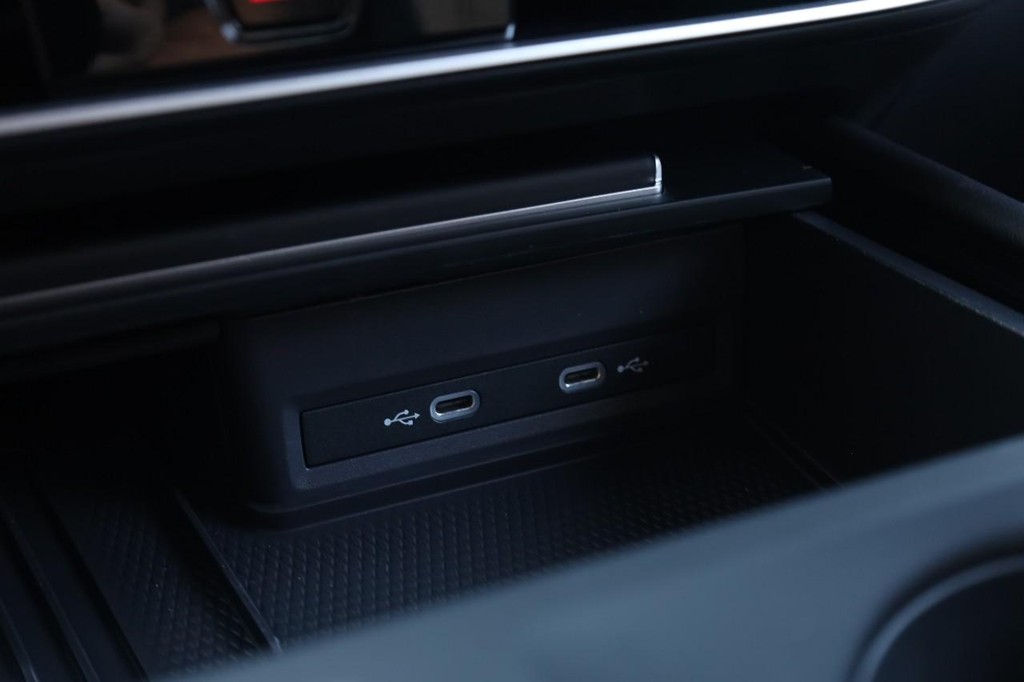 Volkswagen Atlas Cross Sport Vehicle Full-screen Gallery Image 13