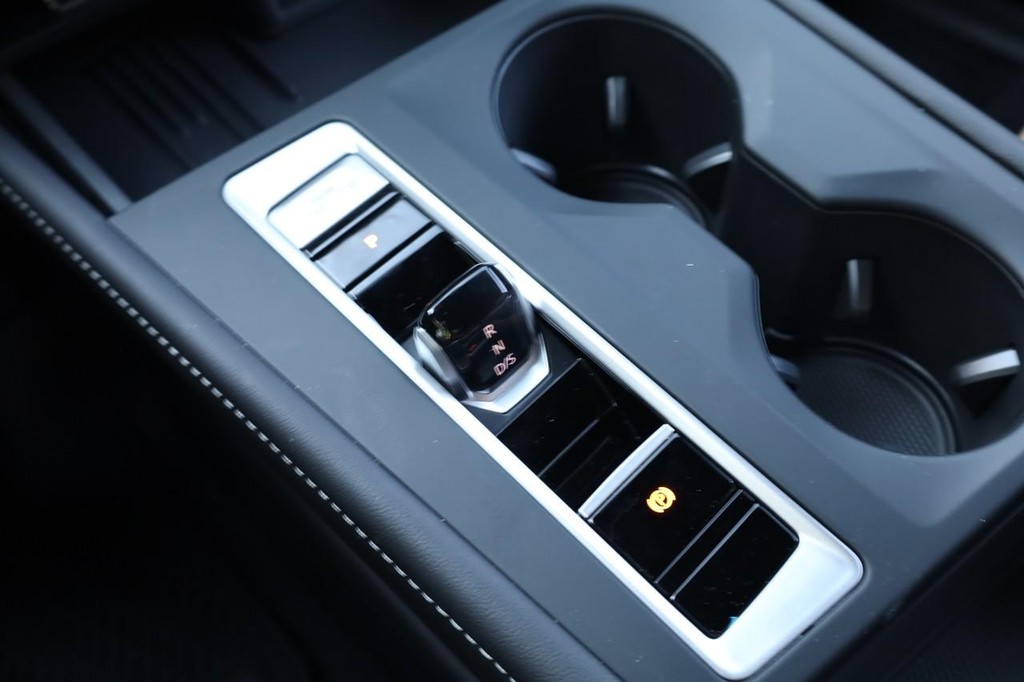 Volkswagen Atlas Cross Sport Vehicle Full-screen Gallery Image 14