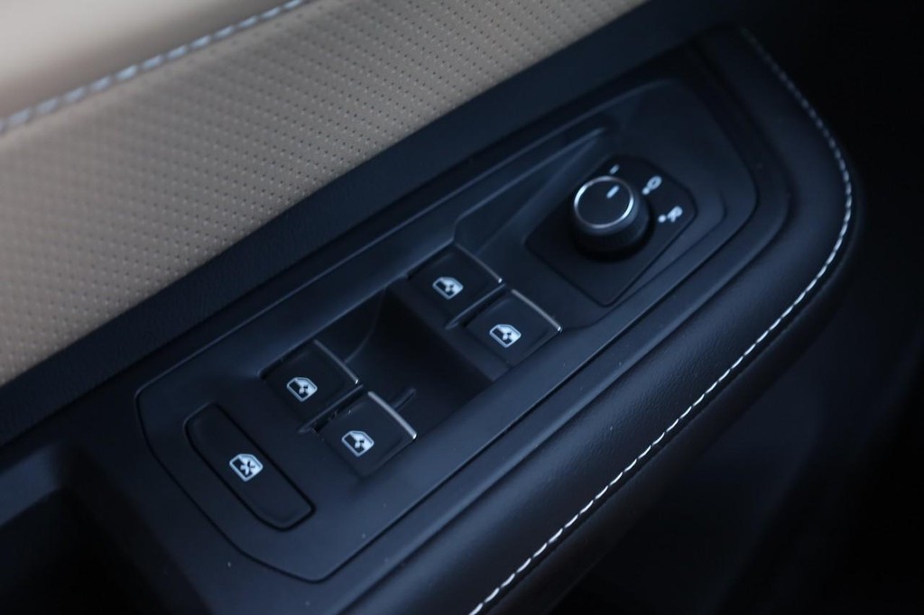 Volkswagen Atlas Cross Sport Vehicle Full-screen Gallery Image 16