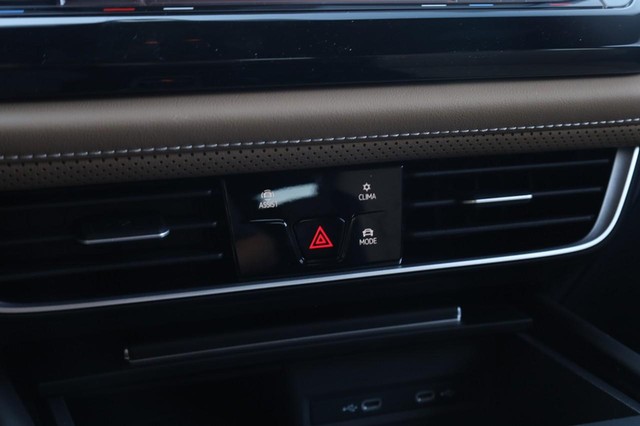 Volkswagen Atlas Cross Sport Vehicle Image 12