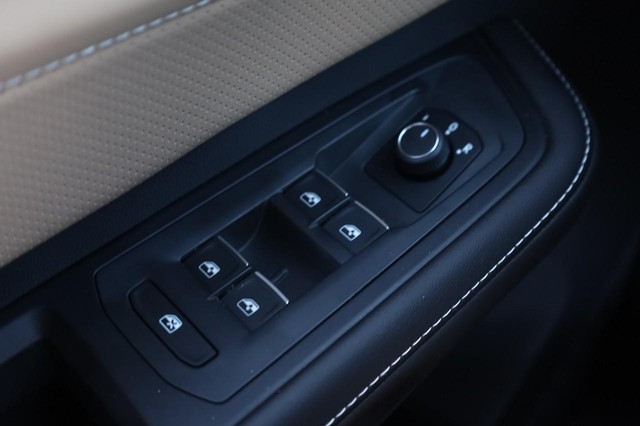 Volkswagen Atlas Cross Sport Vehicle Image 16