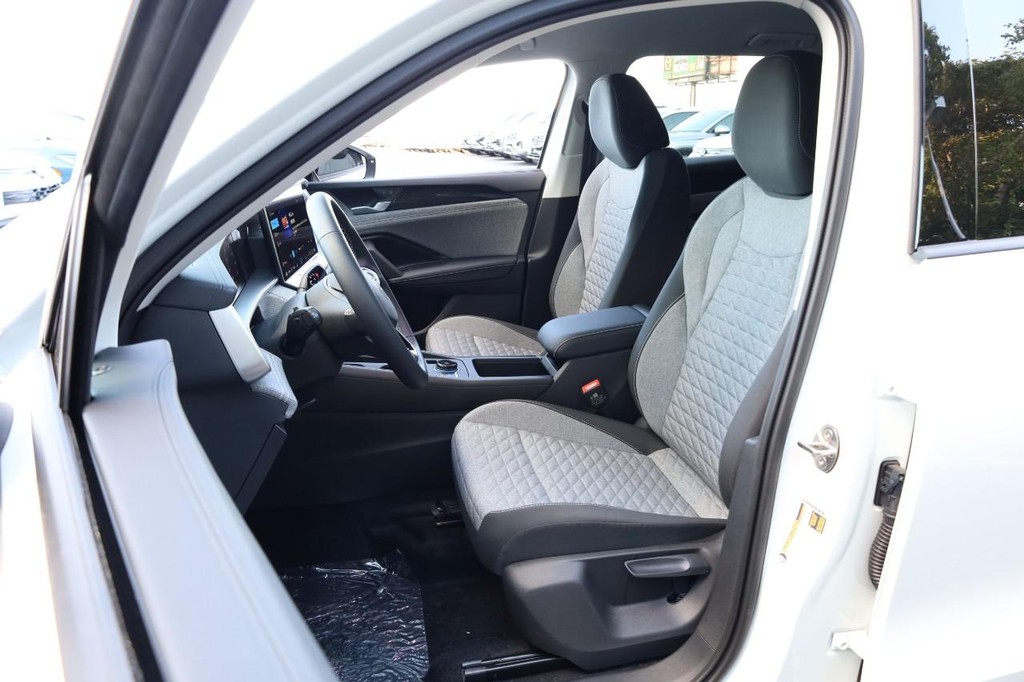 Volkswagen Tiguan Vehicle Full-screen Gallery Image 8