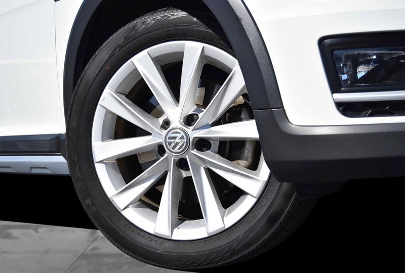 Volkswagen Golf Alltrack Vehicle Image 03