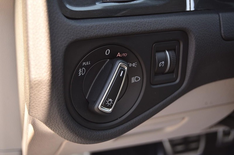 Volkswagen Golf Alltrack Vehicle Image 11