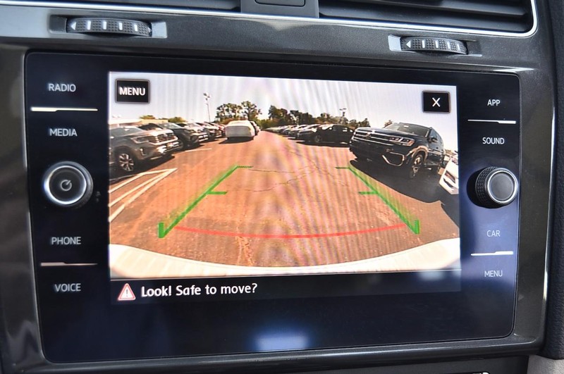 Volkswagen Golf Alltrack Vehicle Image 13