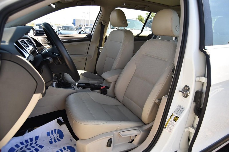 Volkswagen Golf Alltrack Vehicle Image 18