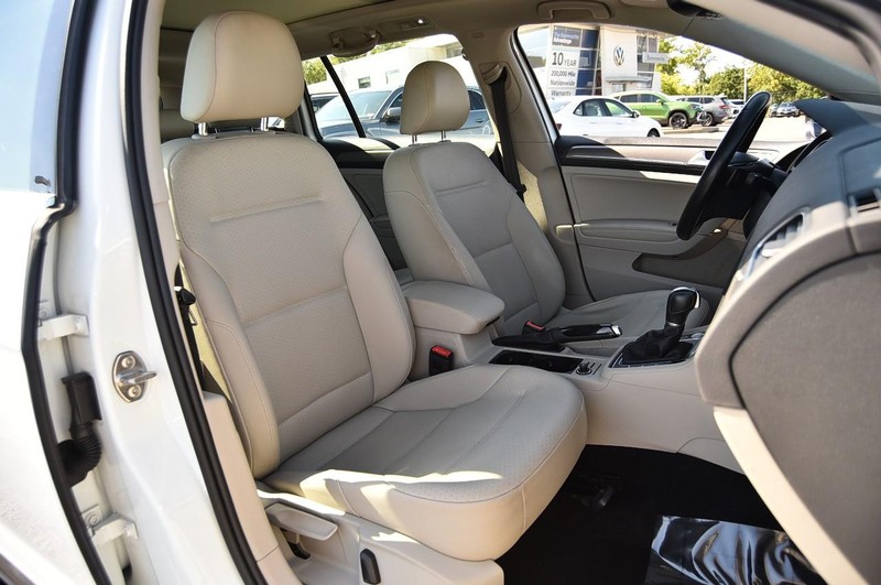 Volkswagen Golf Alltrack Vehicle Image 19