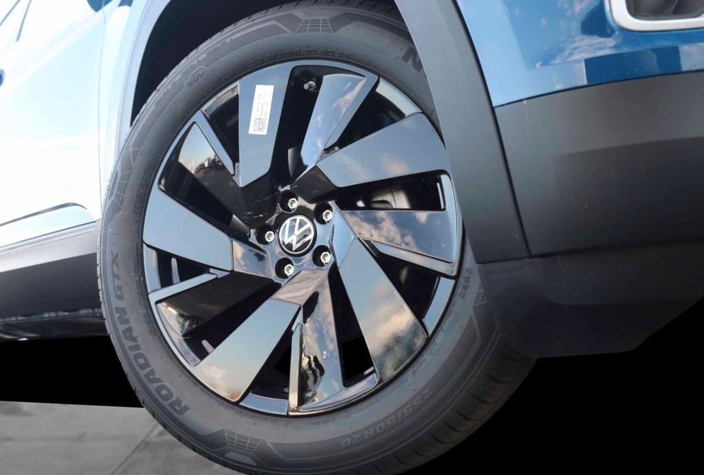 Volkswagen Atlas Vehicle Full-screen Gallery Image 3