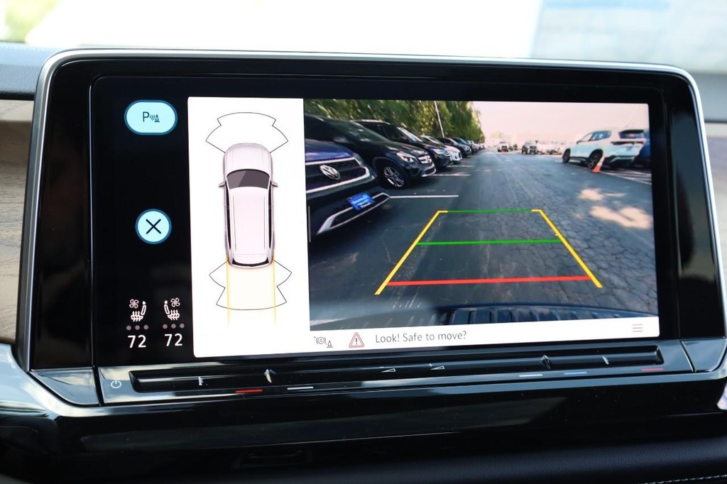 Volkswagen Atlas Vehicle Full-screen Gallery Image 16