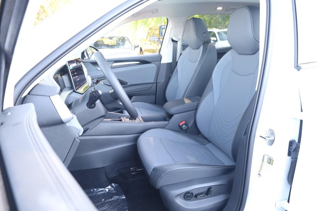 Volkswagen Tiguan Vehicle Full-screen Gallery Image 8