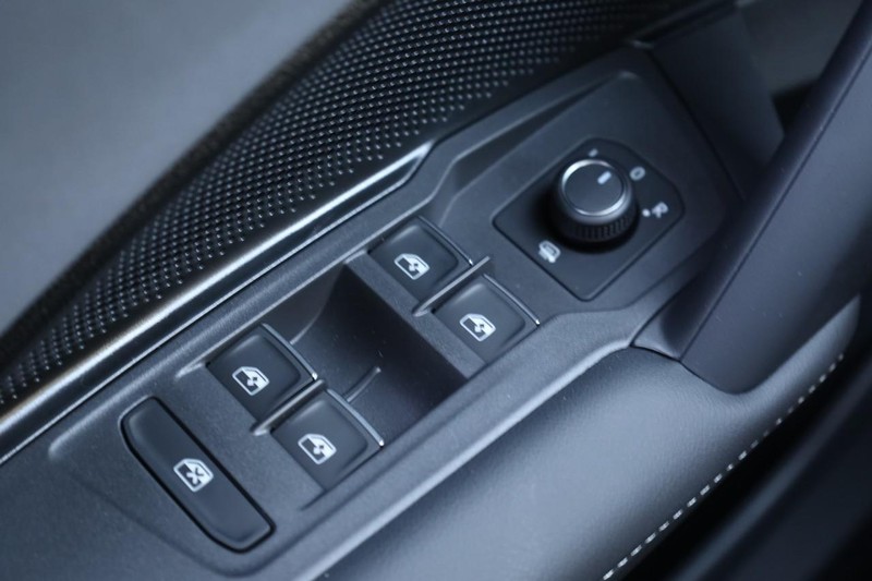 Volkswagen Tiguan Vehicle Full-screen Gallery Image 19