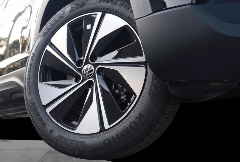 Volkswagen Taos Vehicle Full-screen Gallery Image 3