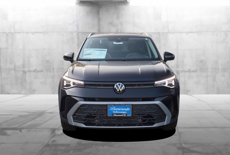 Volkswagen Taos Vehicle Full-screen Gallery Image 4