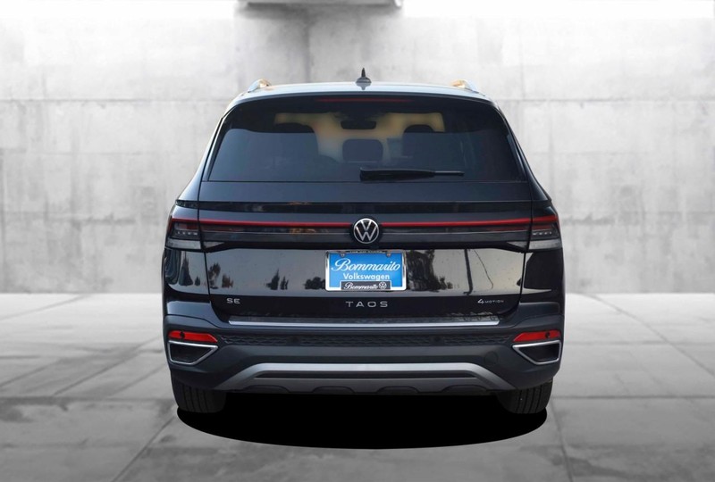 Volkswagen Taos Vehicle Full-screen Gallery Image 6