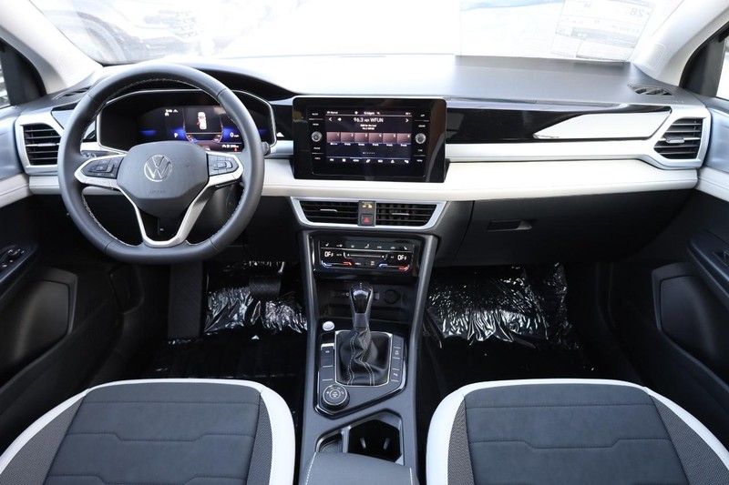 Volkswagen Taos Vehicle Full-screen Gallery Image 24