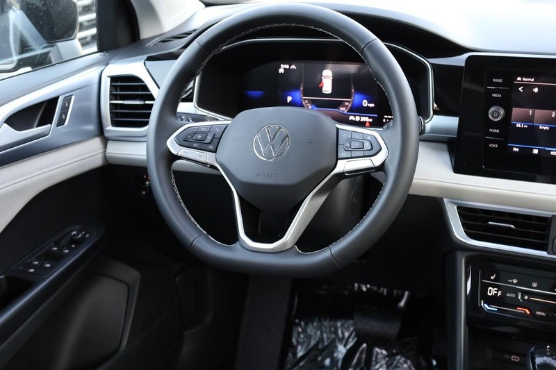 Volkswagen Taos Vehicle Full-screen Gallery Image 25