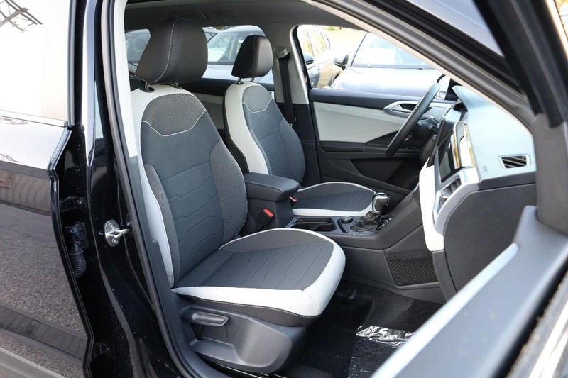 Volkswagen Taos Vehicle Full-screen Gallery Image 26