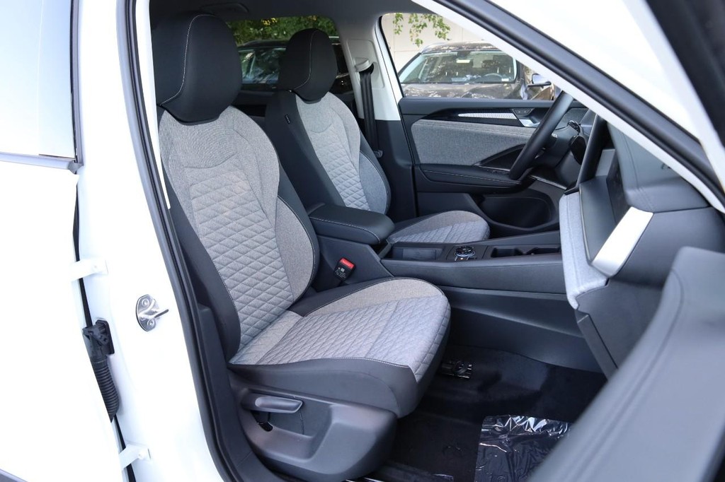 Volkswagen Tiguan Vehicle Full-screen Gallery Image 23