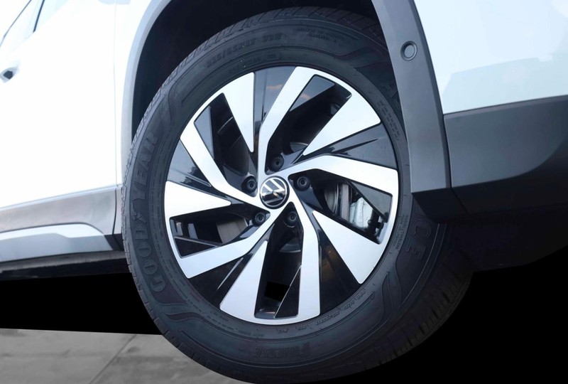 Volkswagen Tiguan Vehicle Full-screen Gallery Image 3