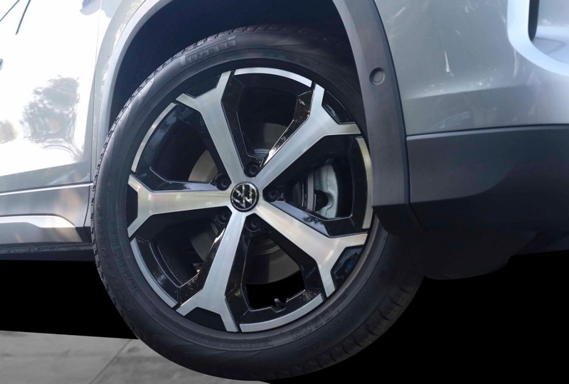 Volkswagen Tiguan Vehicle Full-screen Gallery Image 3