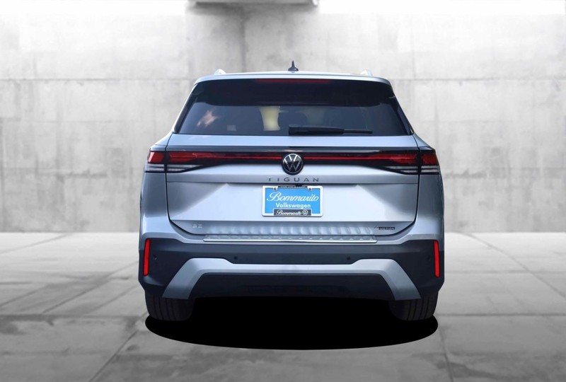 Volkswagen Tiguan Vehicle Full-screen Gallery Image 6