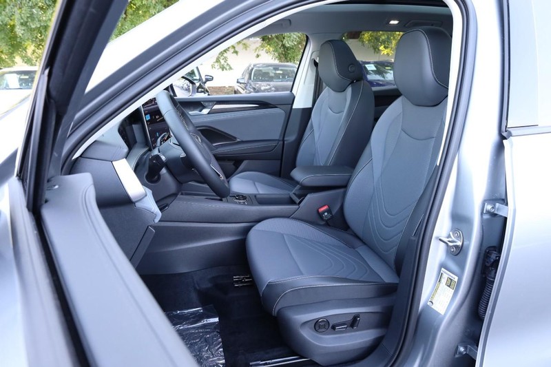 Volkswagen Tiguan Vehicle Full-screen Gallery Image 8