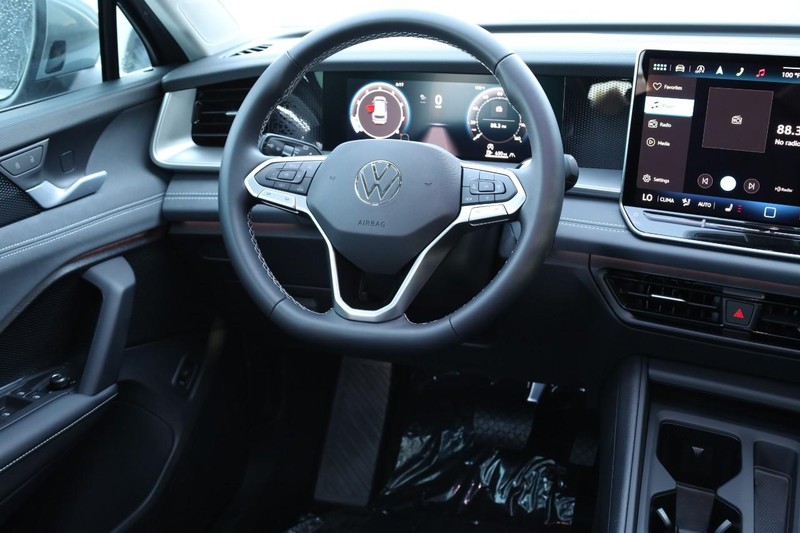 Volkswagen Tiguan Vehicle Full-screen Gallery Image 24