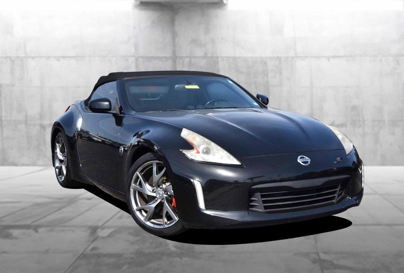 Nissan 370Z Vehicle Full-screen Gallery Image 2