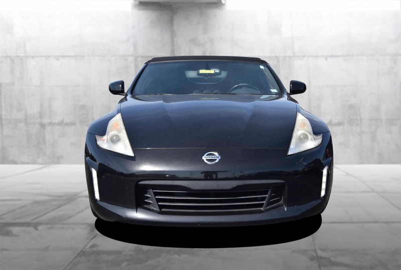 Nissan 370Z Vehicle Full-screen Gallery Image 4