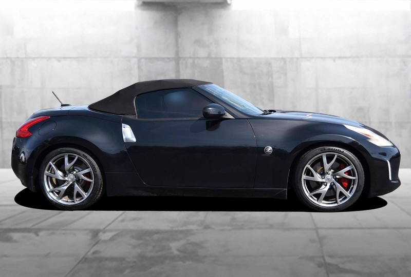 Nissan 370Z Vehicle Full-screen Gallery Image 5