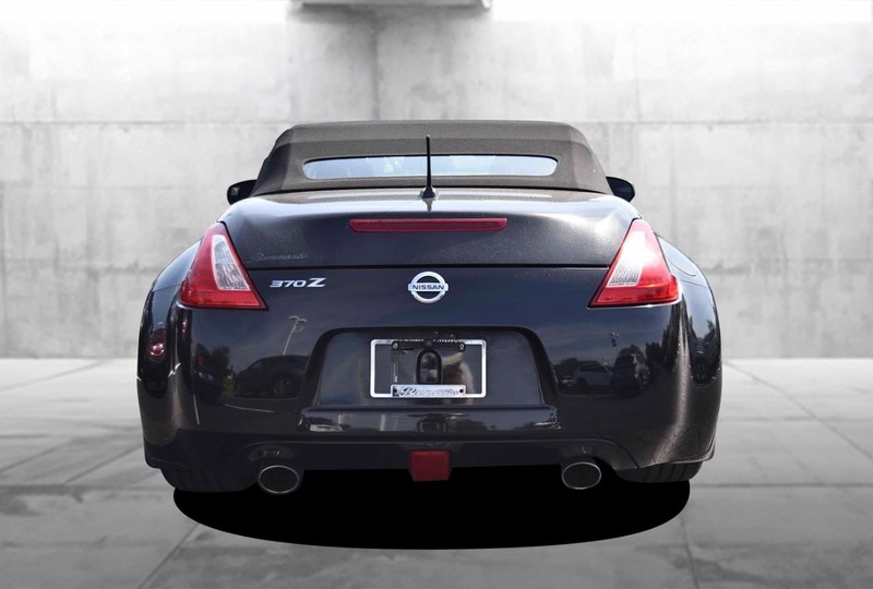 Nissan 370Z Vehicle Full-screen Gallery Image 6