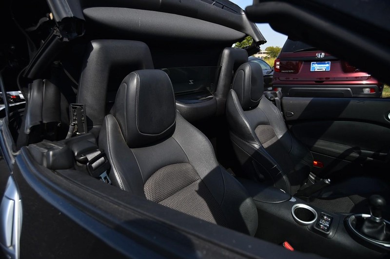 Nissan 370Z Vehicle Full-screen Gallery Image 7