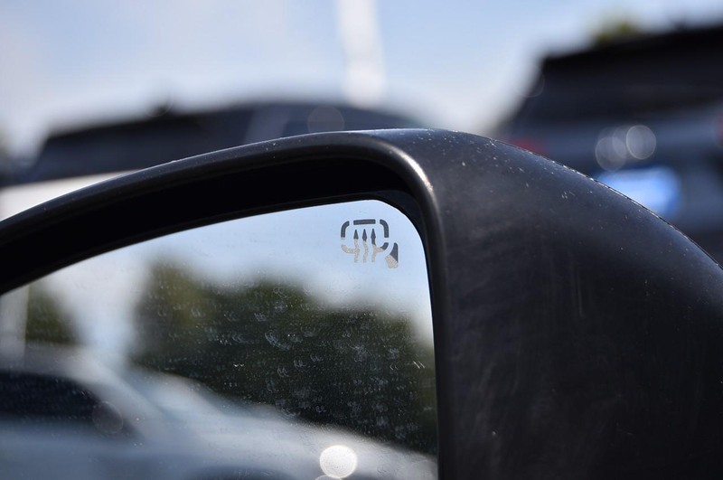 Nissan 370Z Vehicle Full-screen Gallery Image 12