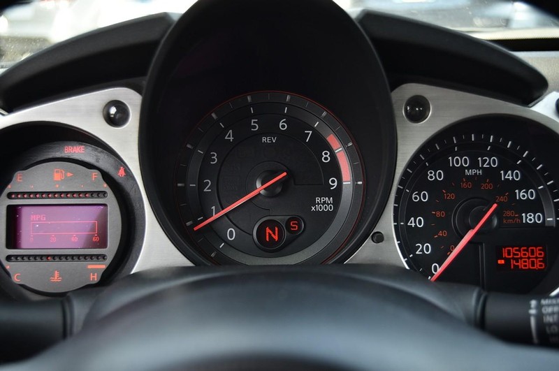 Nissan 370Z Vehicle Full-screen Gallery Image 13