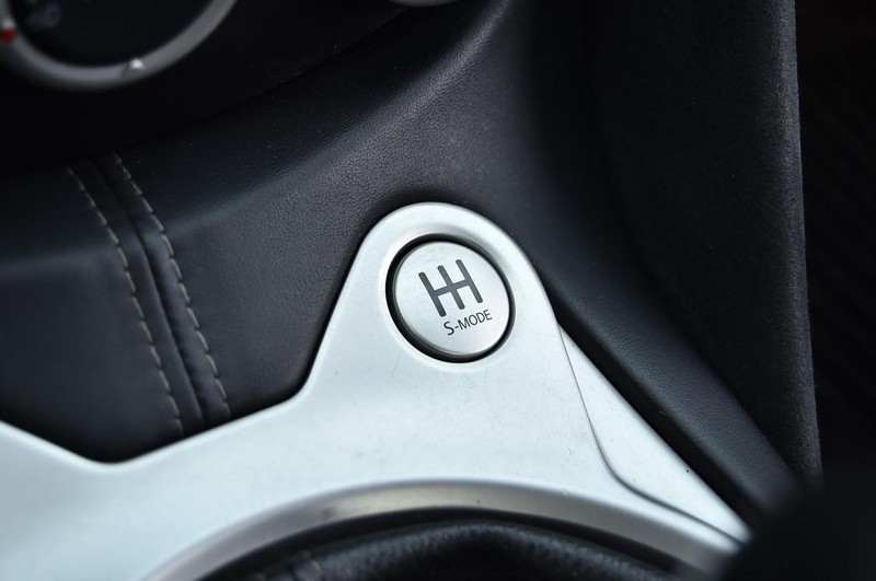 Nissan 370Z Vehicle Full-screen Gallery Image 16