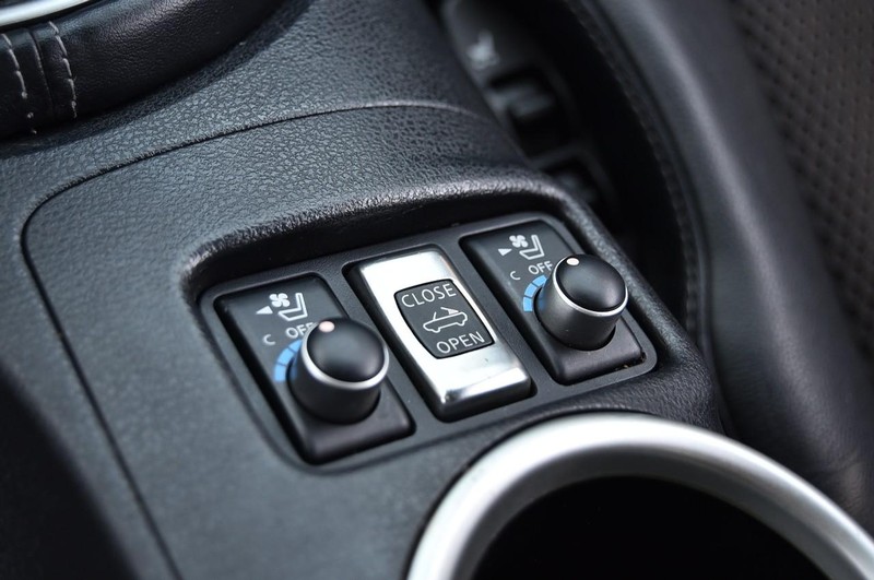 Nissan 370Z Vehicle Full-screen Gallery Image 17