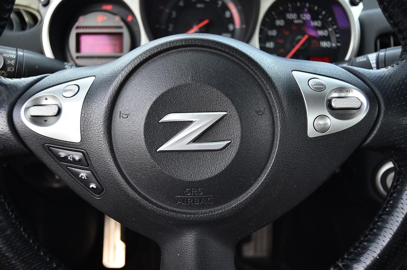 Nissan 370Z Vehicle Full-screen Gallery Image 20