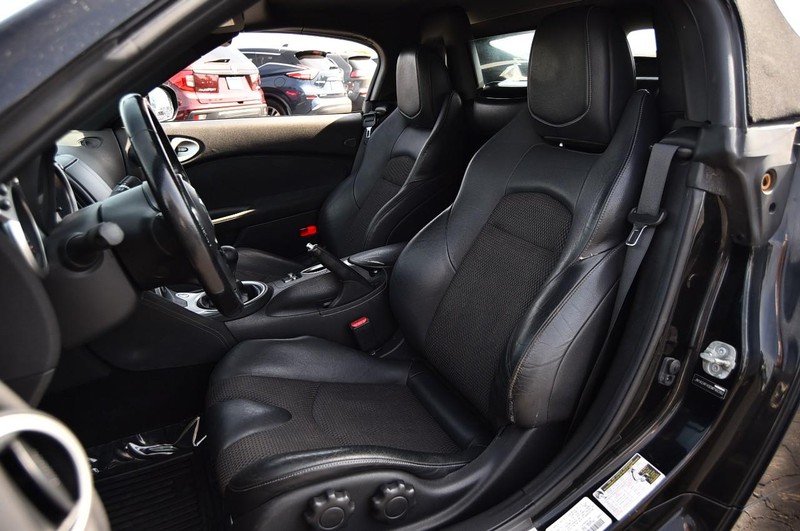 Nissan 370Z Vehicle Full-screen Gallery Image 21