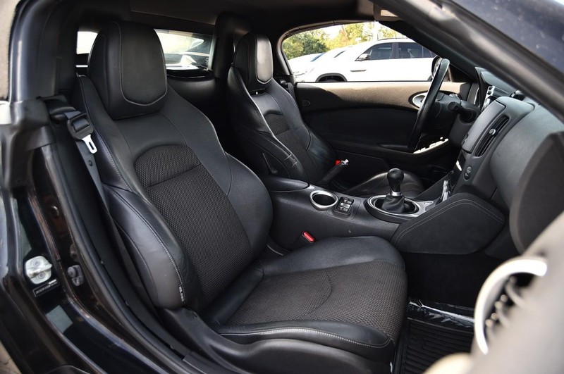 Nissan 370Z Vehicle Full-screen Gallery Image 22