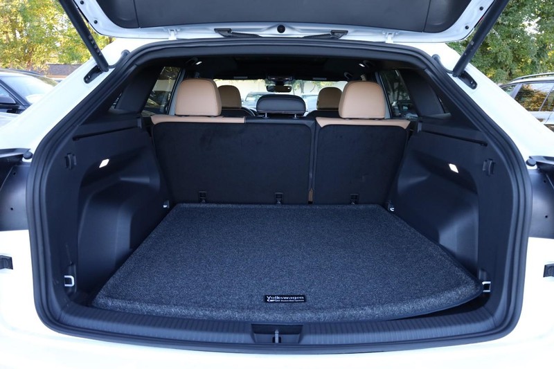 Volkswagen Atlas Cross Sport Vehicle Full-screen Gallery Image 9