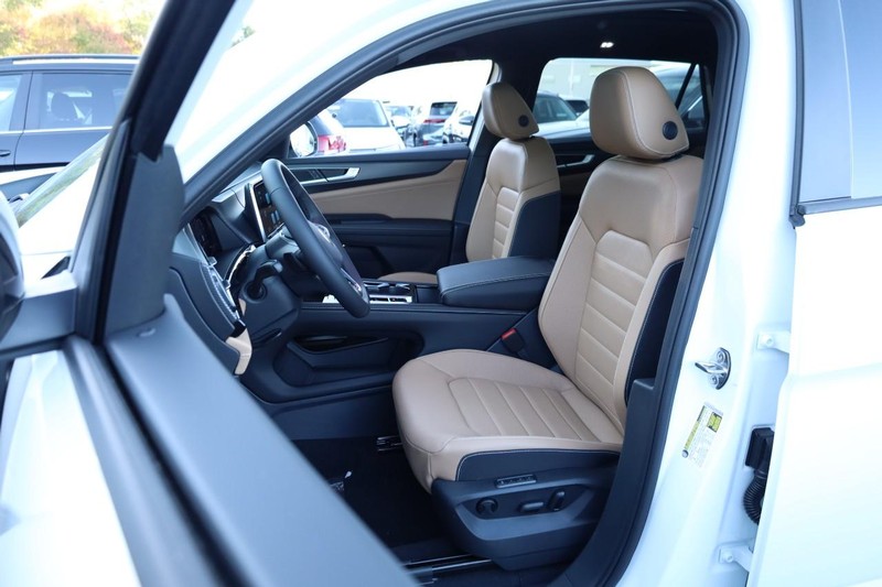 Volkswagen Atlas Cross Sport Vehicle Full-screen Gallery Image 10