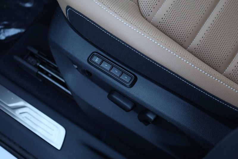 Volkswagen Atlas Cross Sport Vehicle Full-screen Gallery Image 11